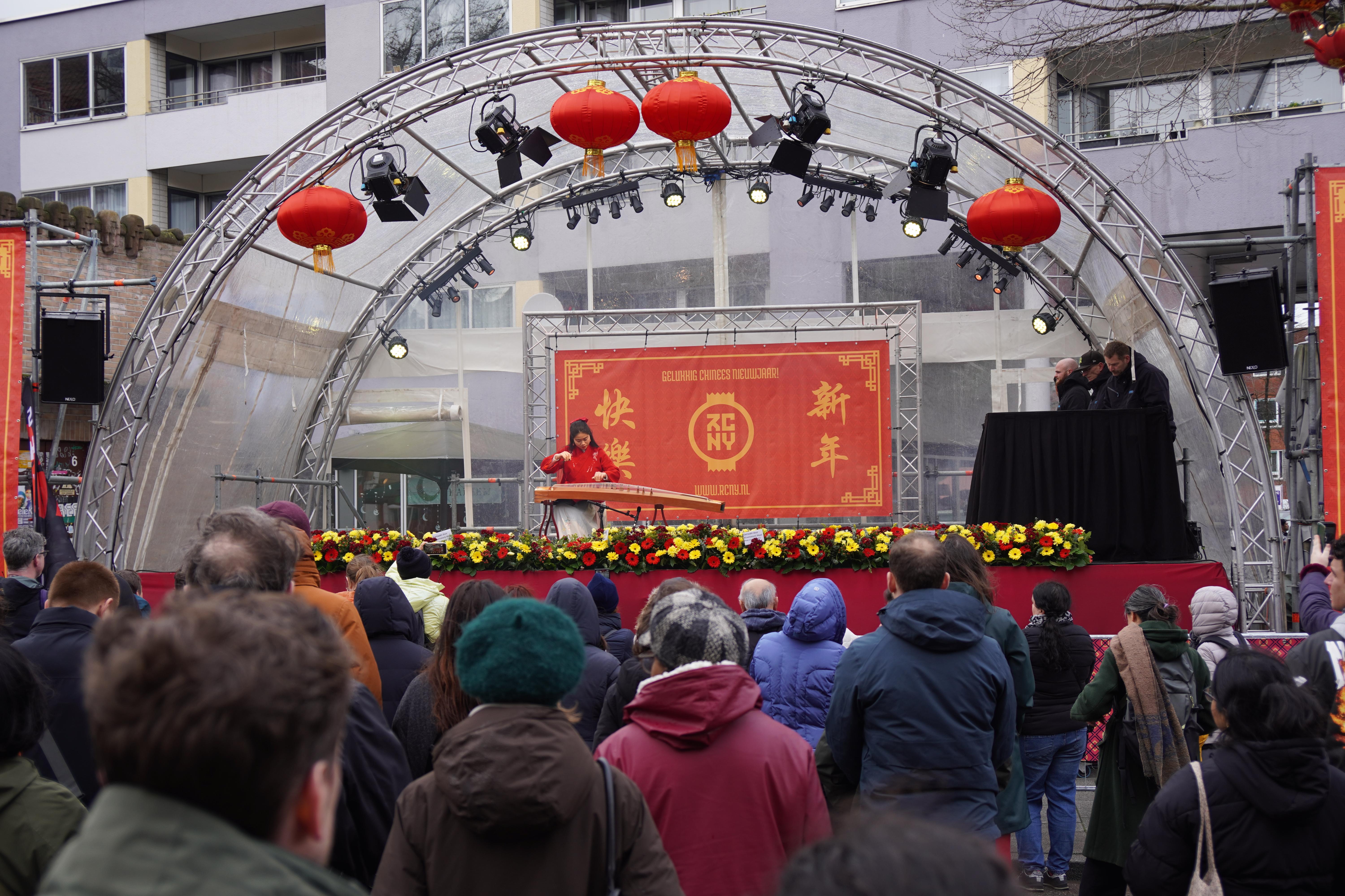 Liaoliao performing